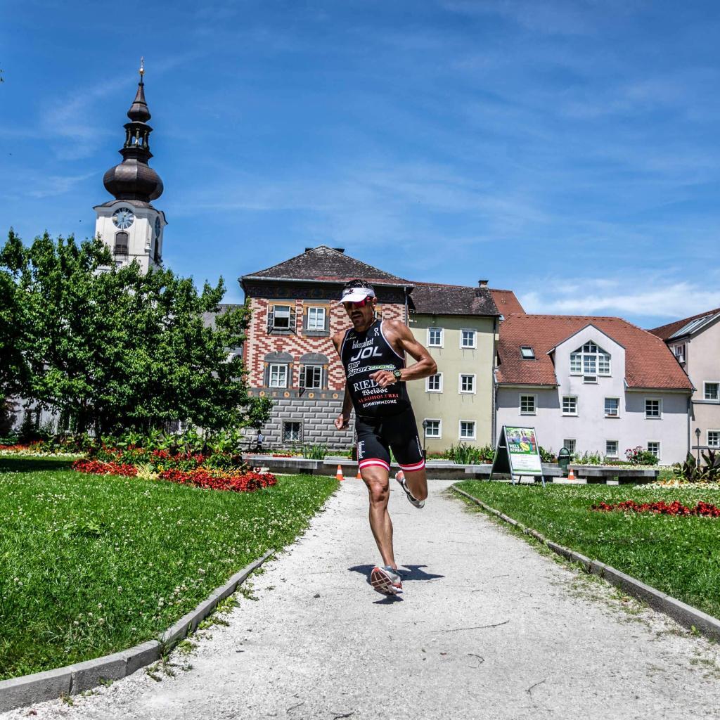 Triathlet läuft im Burggarten