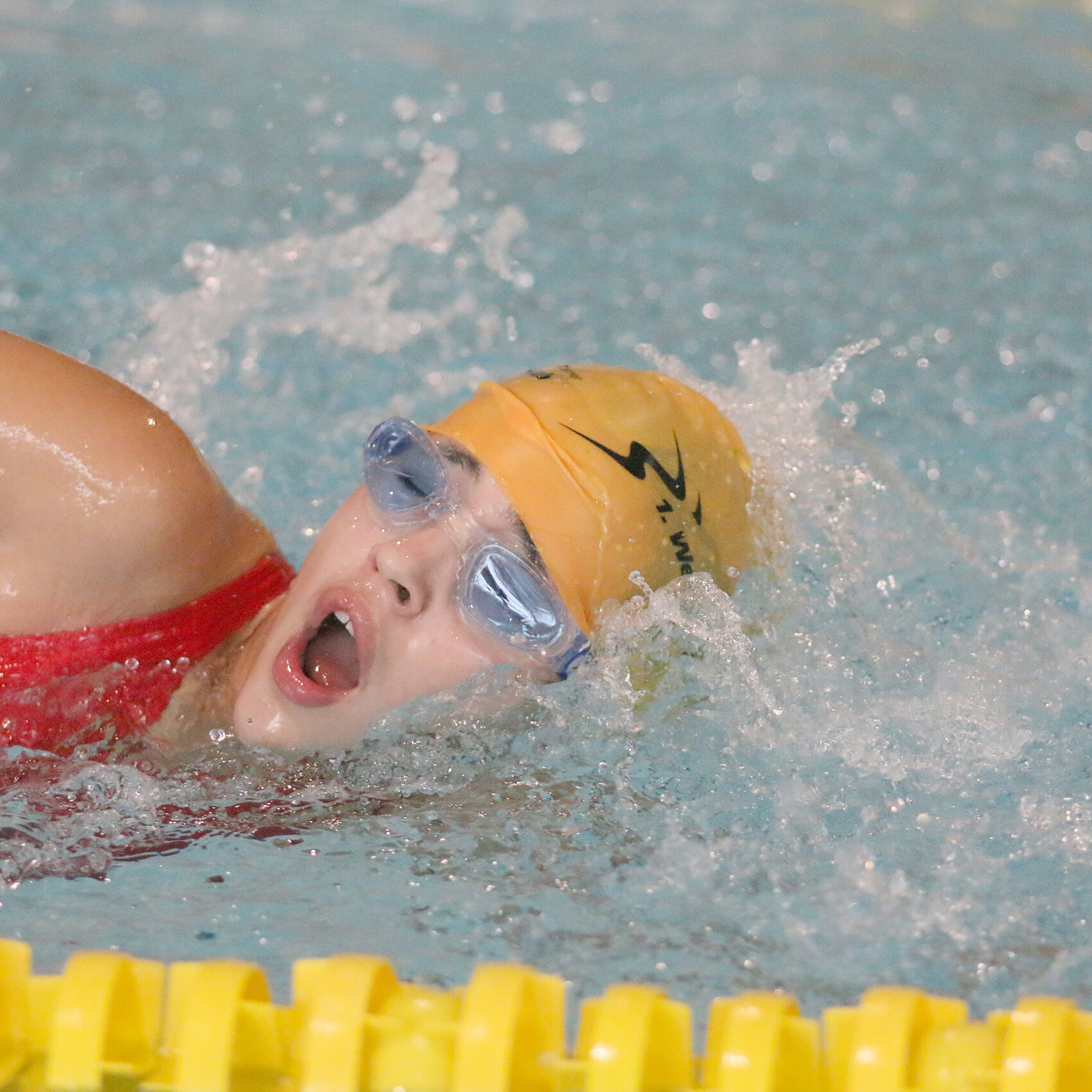 Ida Grabner schwimmt Freistil