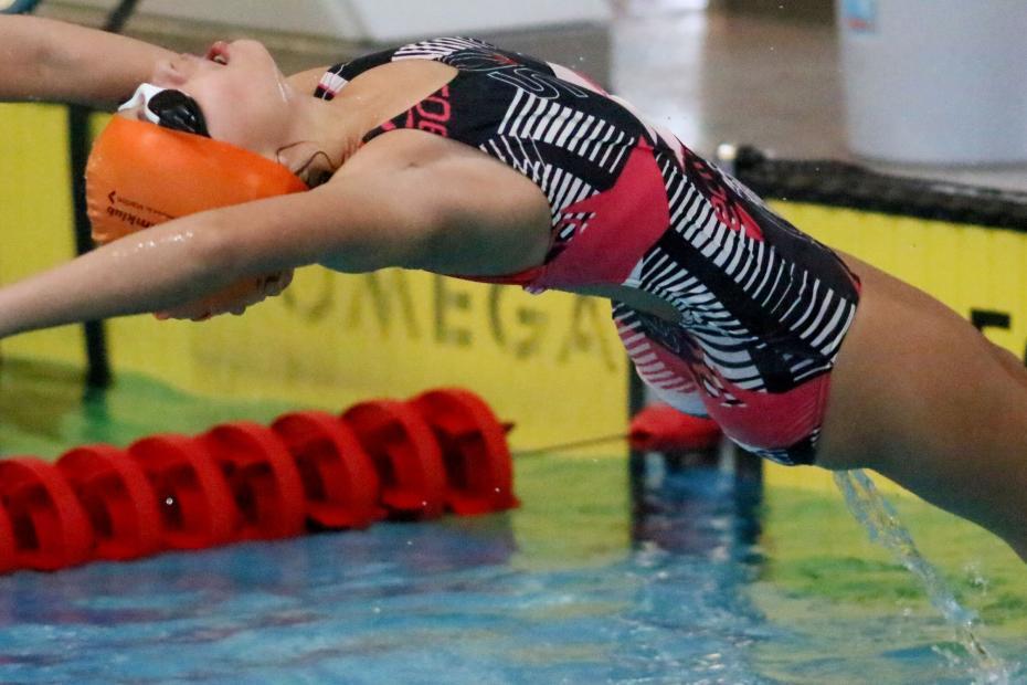 Rückenstart einer Nachwuchsschwimmerin